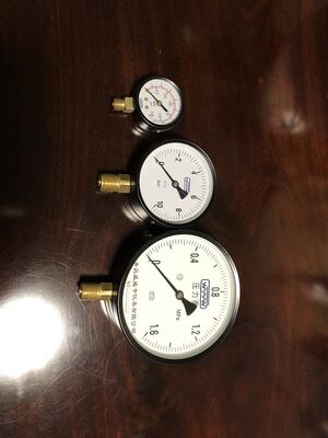 Industrial Standard Pressure Gauge with Bourdon Tube Movement, Clear Legible Dial, and Versatile Mounting